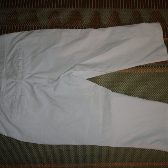 SIGNATURE SLIMMING by Christopher & Banks Capris P4 White Elastic Waist - Picture 3 of 10